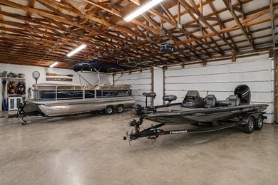 Welcome to your dream lakefront retreat-a stunning brick ranch - photo 11