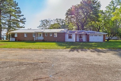 Welcome to your dream lakefront retreat-a stunning brick ranch - photo 14
