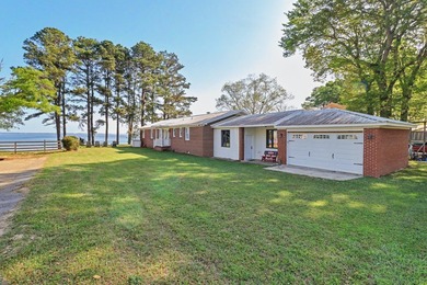 Welcome to your dream lakefront retreat-a stunning brick ranch - photo 16