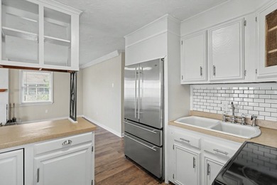 Welcome to your dream lakefront retreat-a stunning brick ranch - photo 28