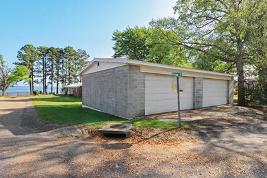 Welcome to your dream lakefront retreat-a stunning brick ranch - photo 47