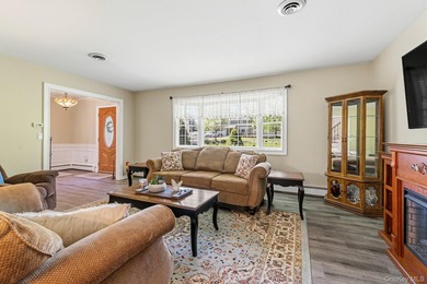 LOCATION, LOCATION, LOCATION! Nestled in highly sought-after - photo 14