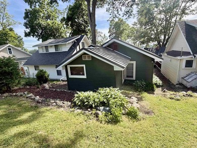 Welcome to this beautifully updated 1-bedroom, 1-bath cottage - photo 3