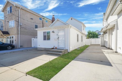 (private lake, pond, coastal) Home Sale Pending in Freeport New York