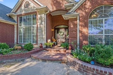 3 NEW BAY WINDOWS, REENFORCED PRIVACY FENCE! Imagine coming home - photo 2