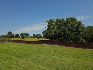 3 NEW BAY WINDOWS, REENFORCED PRIVACY FENCE! Imagine coming home - photo 3