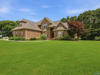 Amazing full brick custom home located in *Savannah Place*, a - photo 1