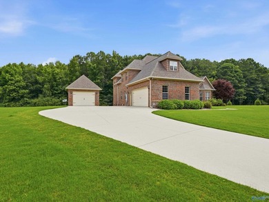 Amazing full brick custom home located in *Savannah Place*, a - photo 2