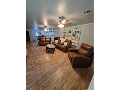 Charming and well maintained 2 bedroom, 2 bathroom home designed - photo 6