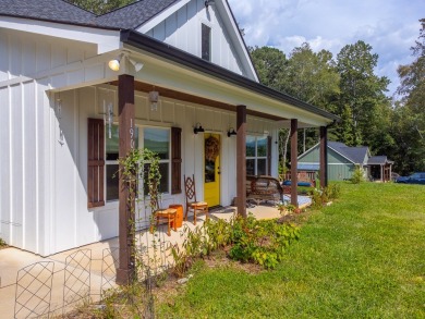 Come see this charming cottage in Hayesville. The home offers