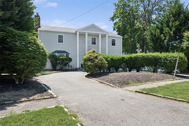 Welcome to Your Dream Home in the Heart of Merrick! Perfectly - photo 1