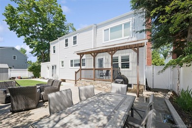 Welcome to Your Dream Home in the Heart of Merrick! Perfectly - photo 2