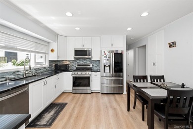 Welcome to Your Dream Home in the Heart of Merrick! Perfectly - photo 9