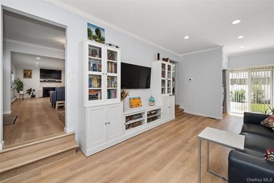 Welcome to Your Dream Home in the Heart of Merrick! Perfectly - photo 10