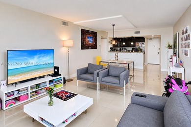 Spacious corner 2-bedroom, 2-bathroom residence in Coronado - photo 3