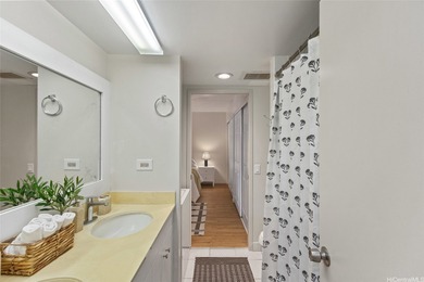 Live in the heart of Waikiki with golf course views and all the - photo 11