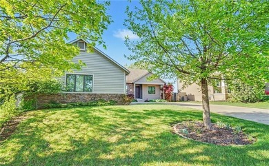 NEW ROOF just installed on this Ezell Morgan built home with 11' - photo 2