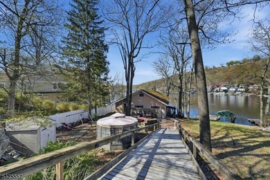 Spacious 4-bedroom, 3-bath waterfront home located on Crescent - photo 2