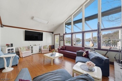 Spacious 4-bedroom, 3-bath waterfront home located on Crescent - photo 3