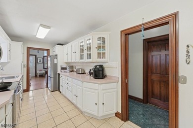 Spacious 4-bedroom, 3-bath waterfront home located on Crescent - photo 4