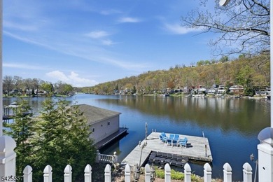 Spacious 4-bedroom, 3-bath waterfront home located on Crescent - photo 7
