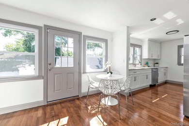 Fully Renovated 5 Bedroom Home In Freeport For $729,000. A Very - photo 8