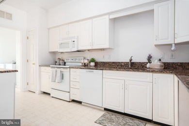 There's no place like home at Tomes Landing. This top-floor - photo 5