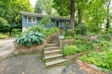 (private lake, pond, coastal) Home Sale Pending in Sea Cliff New York