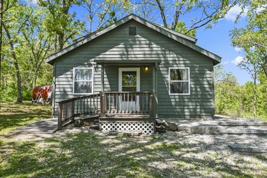 A charming bungalow-style cabin nestled on three spacious lots - photo 3