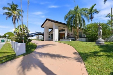 Executive home presented in the sought after neighborhood of The - photo 2