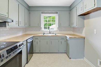 Don't miss this beautifully renovated 4-bedroom, 2-bath home in - photo 14