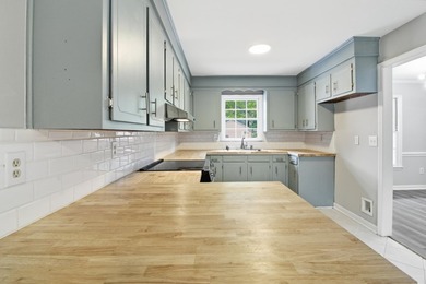 Don't miss this beautifully renovated 4-bedroom, 2-bath home in - photo 15
