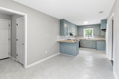 Don't miss this beautifully renovated 4-bedroom, 2-bath home in - photo 17
