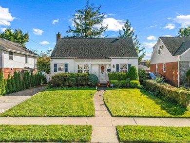 (private lake, pond, coastal) Home Sale Pending in New Hyde Park New York