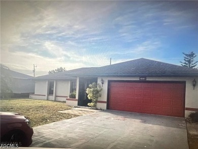 Great starter home or investment opportunity! Location, location - photo 1