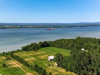 Lake Home For Sale in Saint-Pierre-Les-Becquets, 