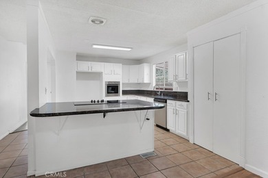 Welcome to this beautifully maintained 4-bedroom, 2-bathroom - photo 12
