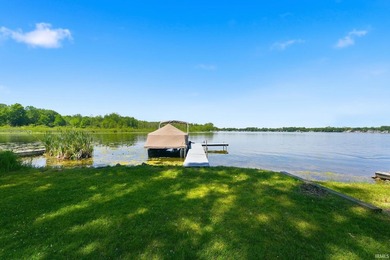 Welcome to lake life! This beautifully updated cottage offers - photo 5