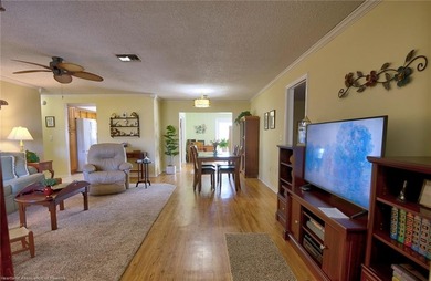 Beautifully updated 2 bedroom, 2 bath split floor plan condo in - photo 4