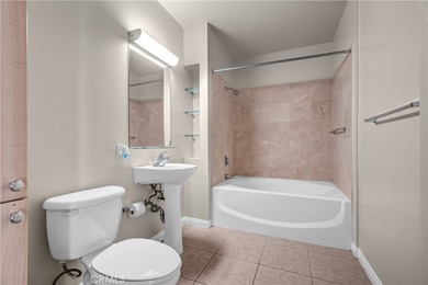 Welcome to the Aqua Towers, where luxury living meets - photo 25