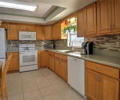 Beautifully updated 2 bedroom, 2 bath split floor plan condo in - photo 8