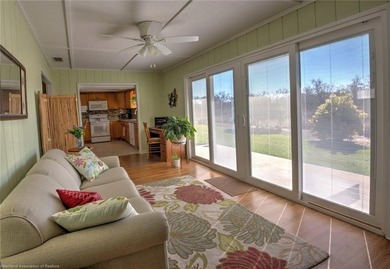 Beautifully updated 2 bedroom, 2 bath split floor plan condo in - photo 10