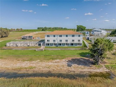 Like-New Luxury Lakefront Townhome - 4BR / 3.5BA / 3 Levels - - photo 10