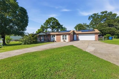Beautiful brick home on a quiet corner lot, conveniently located - photo 3