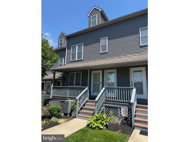 Welcome to 113 NE Isle Dr located in the beautiful, water - photo 1