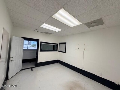 Exceptional opportunity to acquire a +/-10,000 SF flex property - photo 8