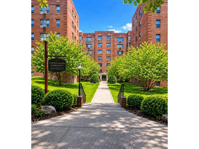 Welcome to this spacious and well-maintained 1-bedroom, 1-bath - photo 1