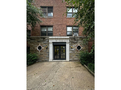 Welcome to this spacious and well-maintained 1-bedroom, 1-bath - photo 2