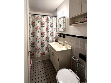 Welcome to this spacious and well-maintained 1-bedroom, 1-bath - photo 8