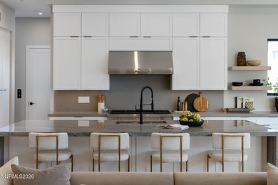 Penthouse Villa ready to move in to today overlooking Paseo with